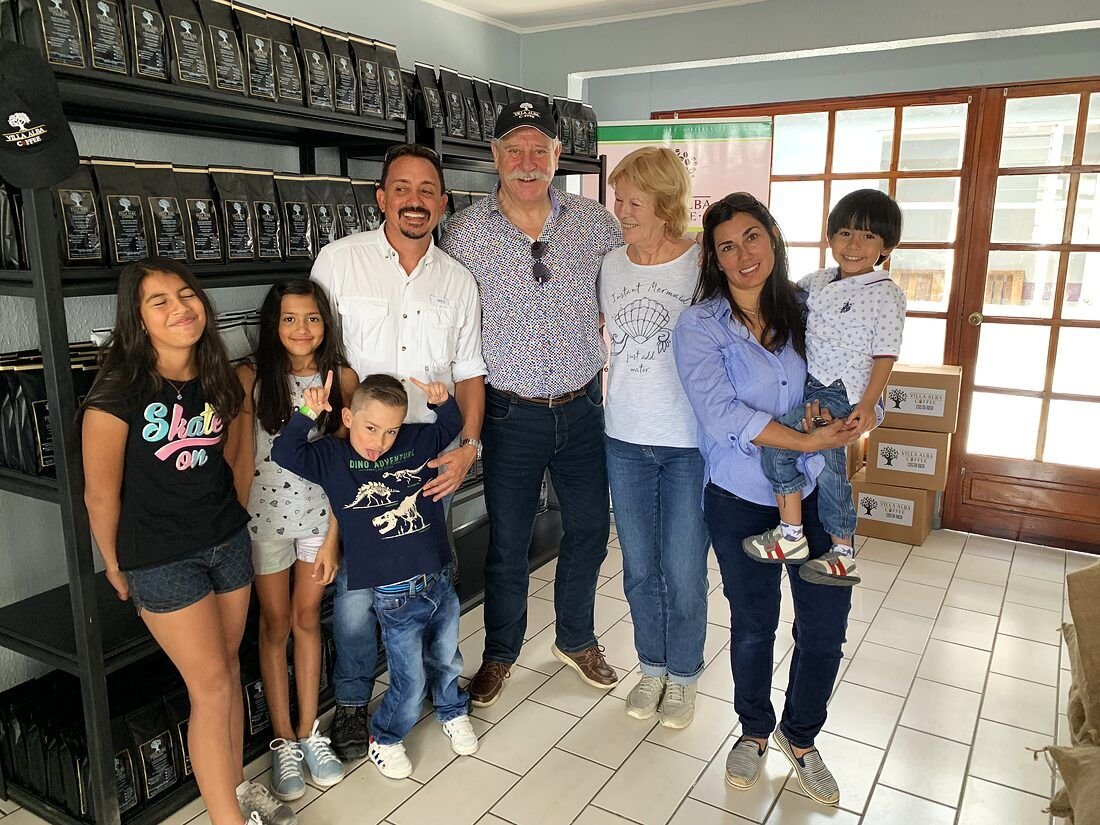Peter y Truts con Jimmy Alvarado y Kathya Villalobos en la tienda Villa Alba Coffee