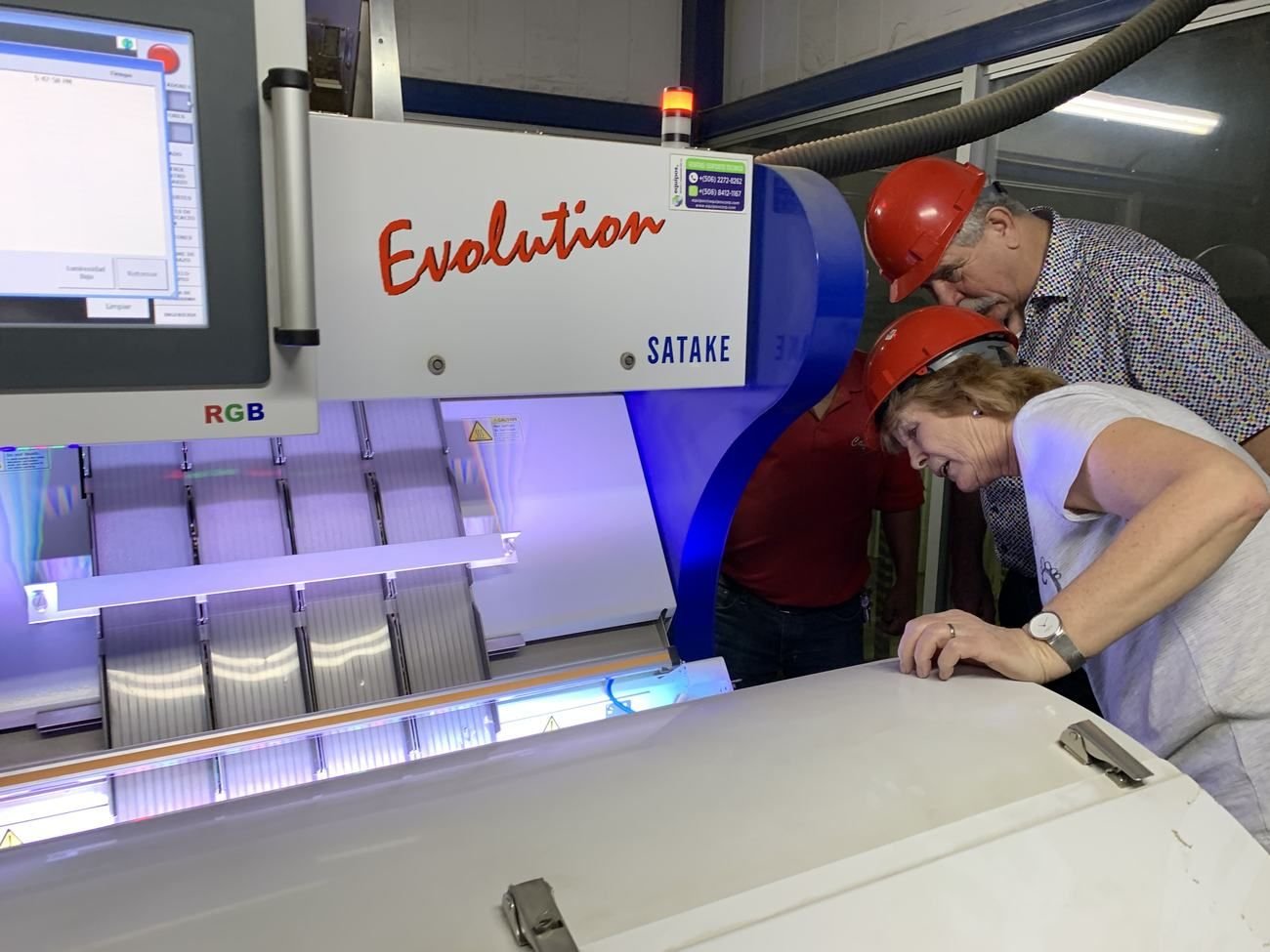 Peter y Truts observando la maquina Satake Evolution clasificadora de granos