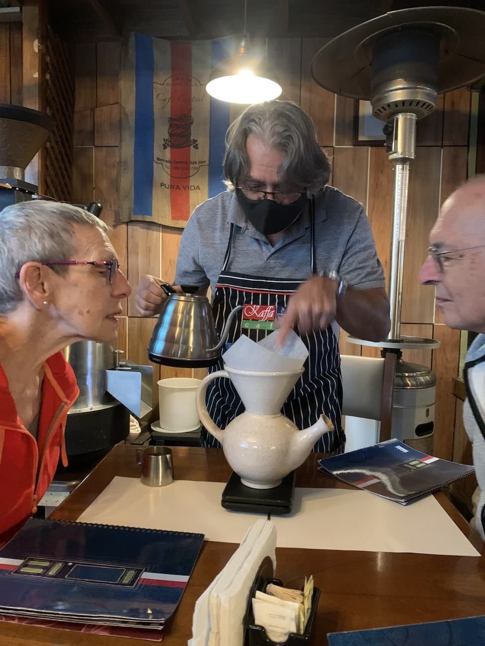 Minor El Maestro Alfaro preparando cafe con metodo Vandola para visitantes de Israel