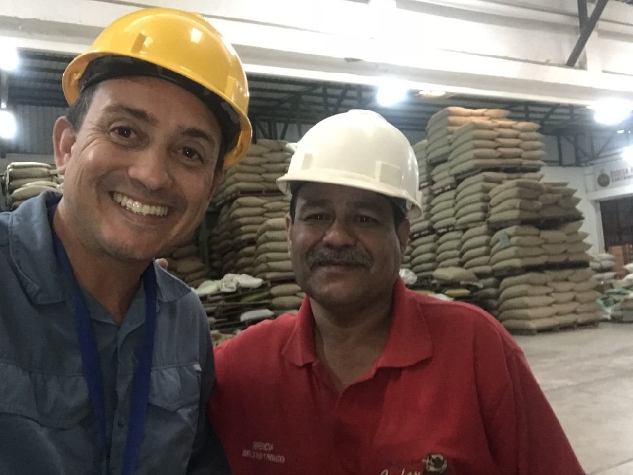 Jimmy Alvarado en bodega de almacenaje antes de exportar