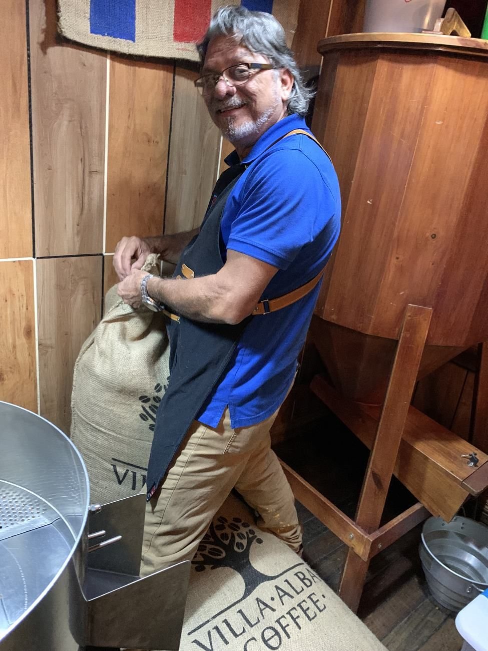 Minor El Maestro Alfaro sosteniendo un saco de Villa Alba Coffee