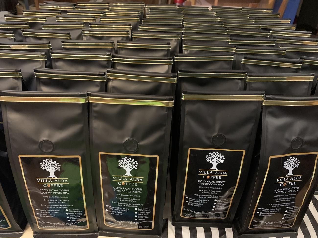 Bolsas de Villa Alba Coffee apiladas listas para despachar