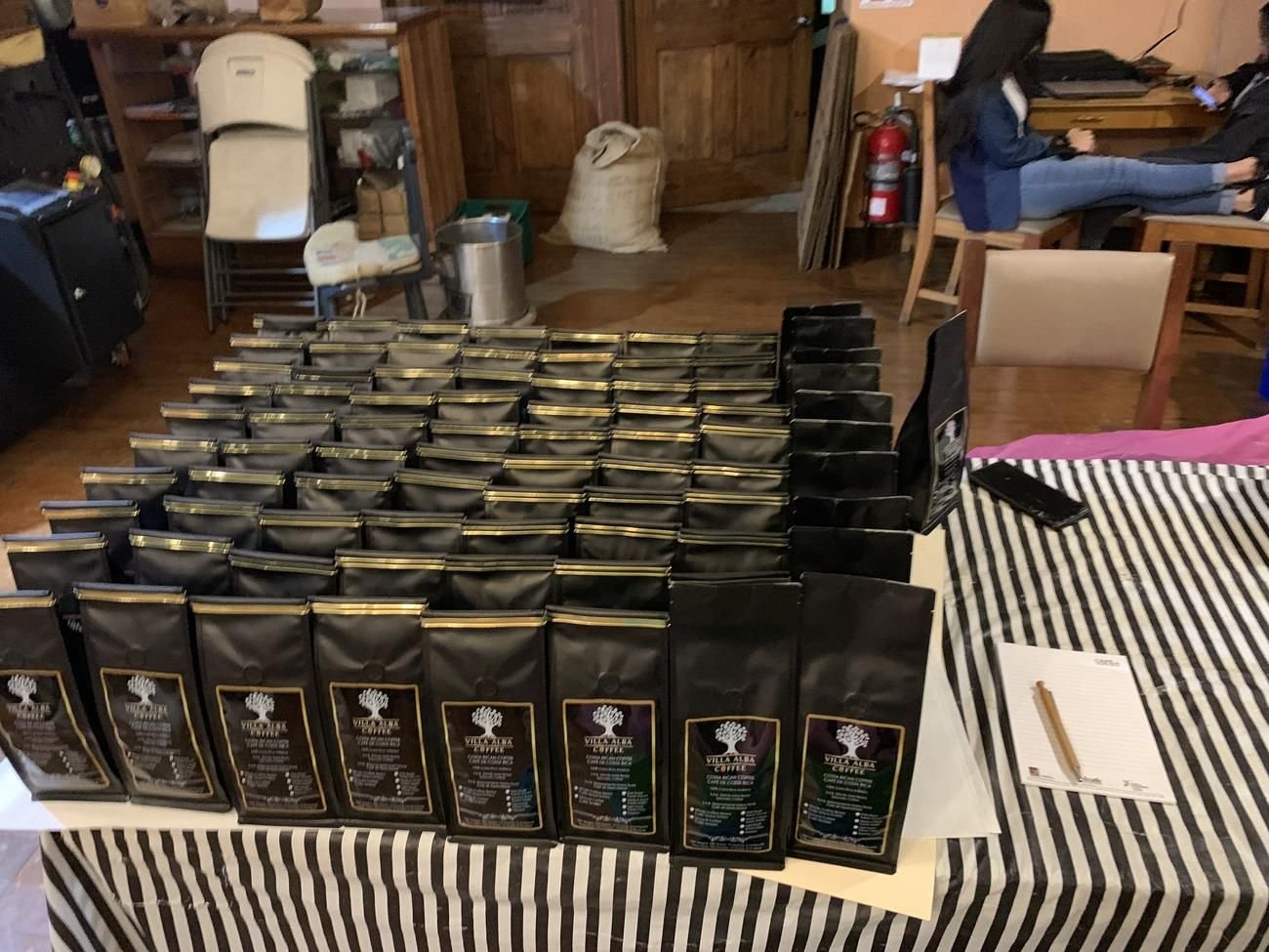 Bolsas de Villa Alba Coffee apiladas en evento