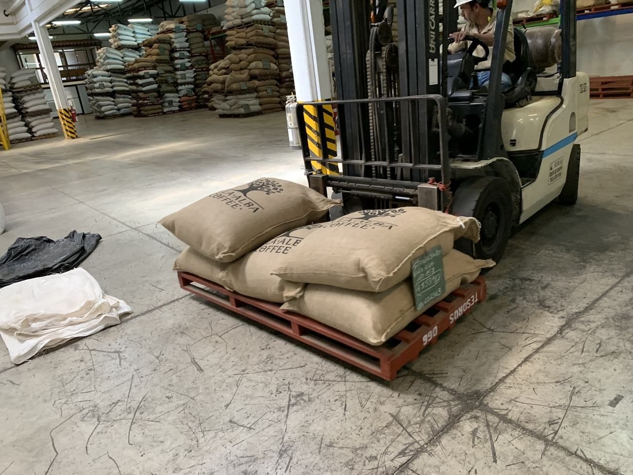 Montacarga cargando sacos de Villa Alba Coffee en bodega de exportacion