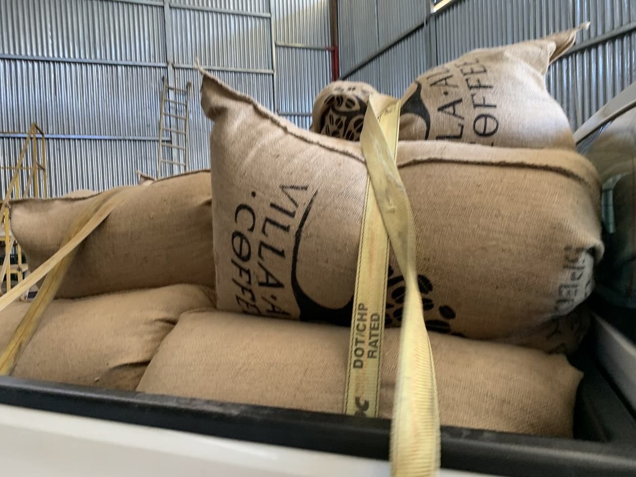 Sacos de Villa Alba Coffee en la plataforma de un camion